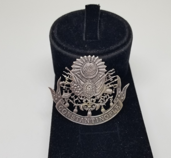 ÜZERİNDE OSMANLI DEVLET ARMASI BULUNAN BÜYÜK BOY OSMANLI GÜMÜŞ YAKA ROZETİ