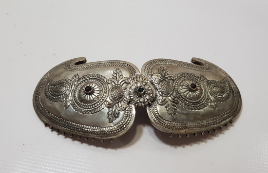 ÜZERİ KABARTMA İŞÇİLİKLİ VE NAR FİGÜRLÜ OSMANLI DÖNEMİ GÜMÜŞ KEMER TOKASI