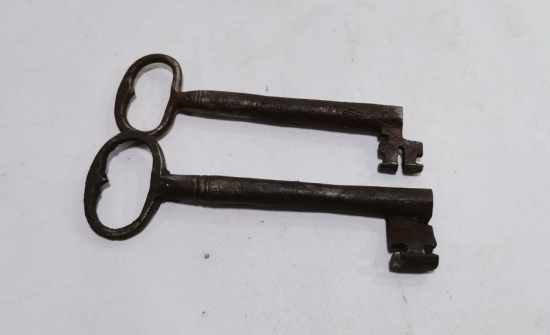 İKİ ADET OSMANLI DÖNEMİ EL YAPIMI KAPI ANAHTARI