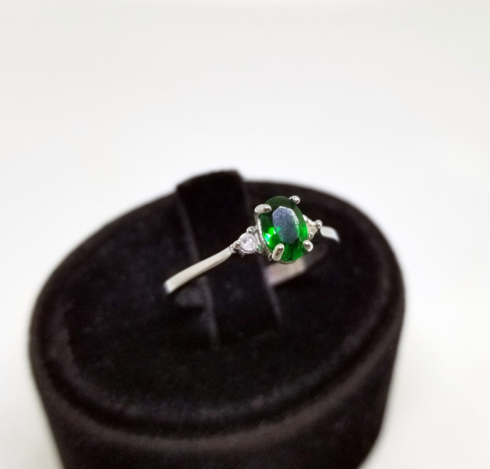 ÜZERİ ZÜMRÜT VE PIRLANTA TAŞLI YÜZÜK