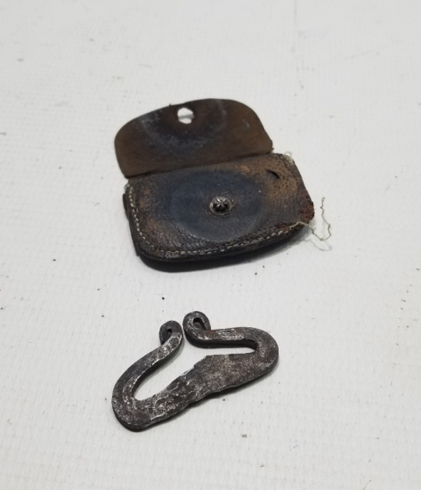 DERİ ÇANTASINDA EL DÖVME DEMİR KAV ÇAKMAĞI