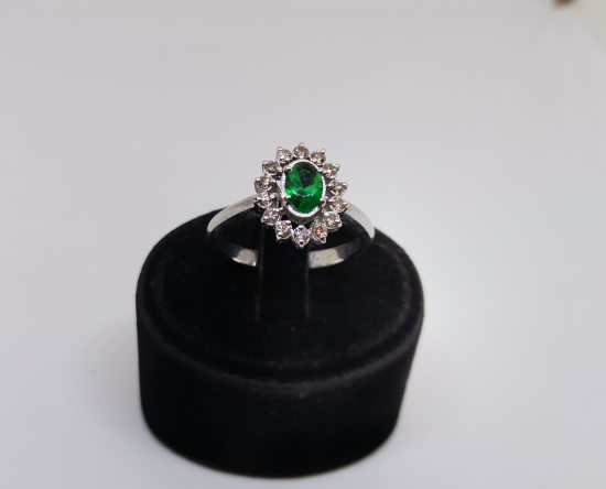 ZÜMRÜT VE PIRLANTA TAŞLI FRANSIZ MEKİK MODELİ YÜZÜK