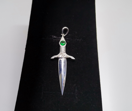 KILIÇ FORMLU PIRLANTA VE ZÜMRÜT TAŞLI KOLYE UCU