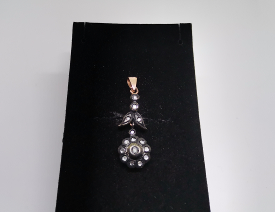 ELMAS TAŞLI GÜL MODELİ KOLYE UCU