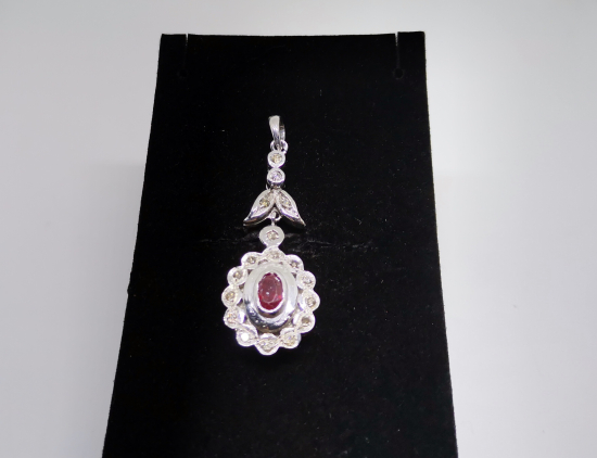 PIRLANTA VE YAKUT TAŞLI GÜL MODELİ KOLYE