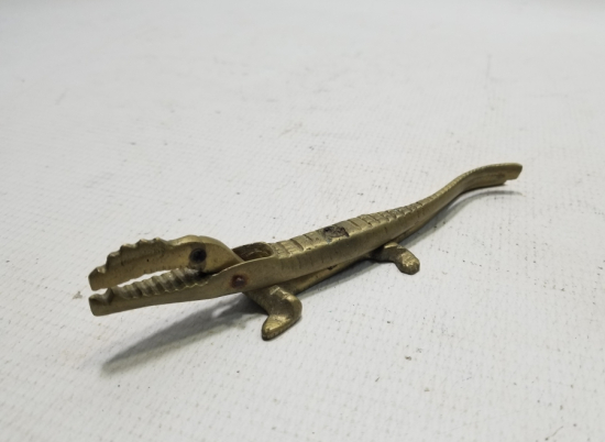 TİMSAH FORMUNDA YAPILMIŞ ANTİKA PİRİNÇ CEVİZ KIRACAĞI