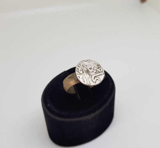 ÜZERİ YAZILI KABARTMA İŞÇİLİKLİ OSMANLI DÖNEMİ GÜMÜŞ APLİKLİ YÜZÜK