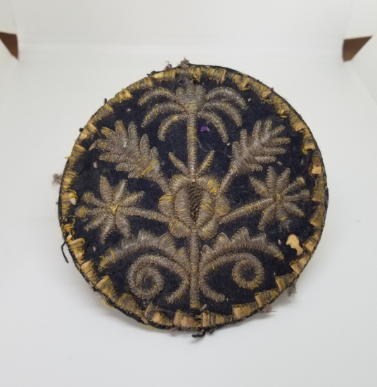 ÜZERİ SIRMA İŞÇİLİKLİ VE HAYAT AĞACI FİGÜRLÜ NADİR TİPTE OSMANLI DÖNEMİ GELİN TEPELİĞİ