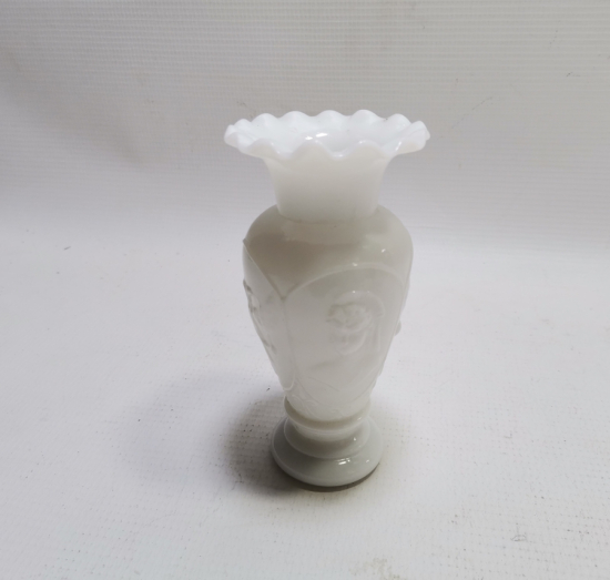 KABARTMA İŞÇİLİKLİ ANTİKA OPALİN VAZO