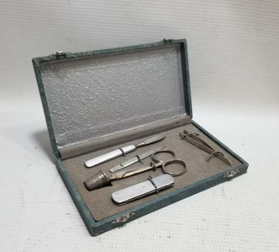 ORİJİNAL KUTUSUNDA ANTİKA TERZİ TAKIMI