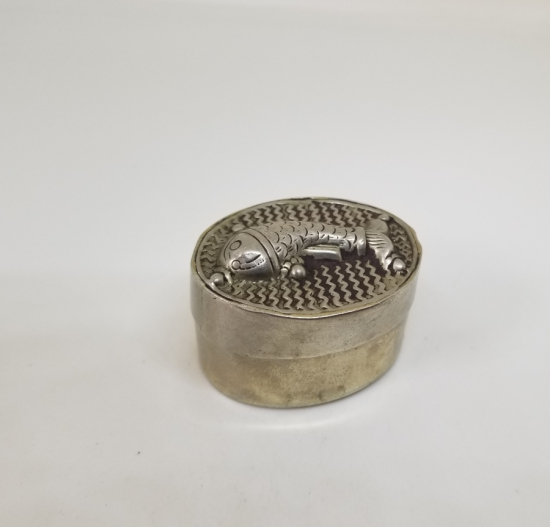 ÜZERİ BALIK FORMLU KABARTMA İŞÇİLİKLİ ANTİKA KAPAKLI KUTU