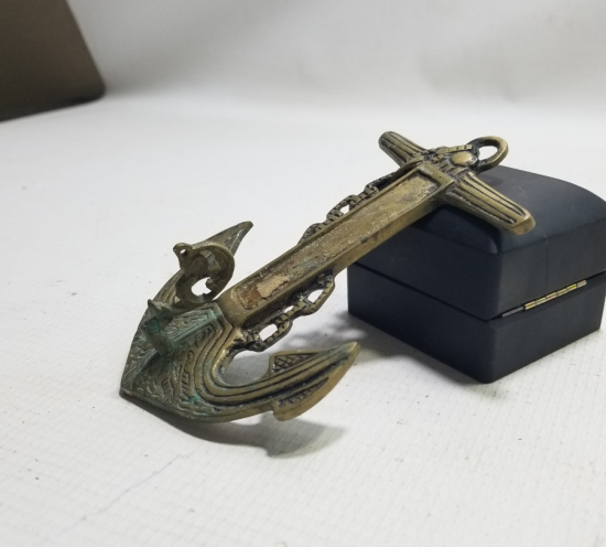 DENİZCİ ÇIPASI FORMUNDA YAPILMIŞ ANTİKA PİRİNÇ ASKI