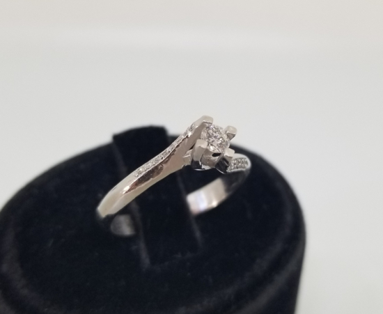 PIRLANTA TAŞLI TEKTAŞ MODEL YÜZÜK