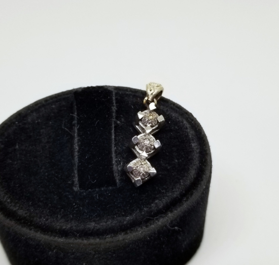 ÜÇ TAŞ MODEL AİLE TASVİRLİ PIRLANTA KOLYE UCU