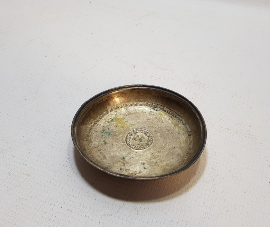 ORTASI TUĞRA FİGÜRLÜ ANTİKA GÜMÜŞ KINA TASI