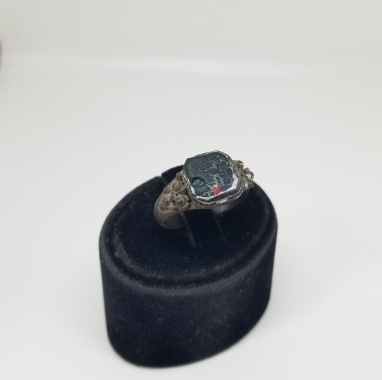 ÜZERİ KAN TAŞLI VE OSMANLICA YAZILI GÜMÜŞ YÜZÜK