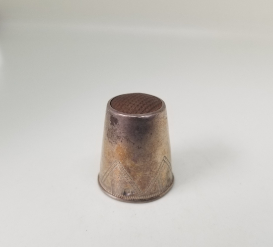 ÜZERİ KALEM İŞÇİLİKLİ VE DAMGALI ANTİKA TERZİ YÜKSÜĞÜ