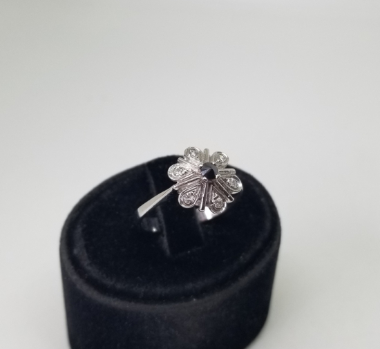 GRANAT VE PIRLANTA TAŞLI PAPATYA MODEL YÜZÜK