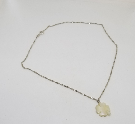 DÖRT YAPRAKLI YONCA FORMUNDA YAPILMIŞ GÜMÜŞ ZİNCİRLİ SEDEF KOLYE UCU