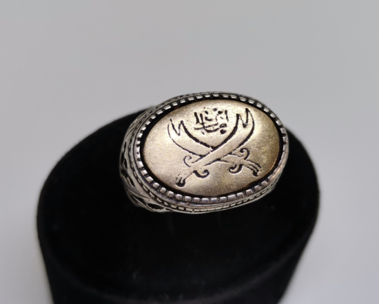 ZÜLFİKAR KILIÇLI KABARTMA İŞÇİLİKLİ GÜMÜŞ YÜZÜK