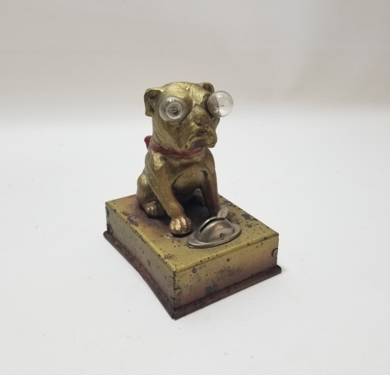 OTURAN KÖPEK FİGÜRLÜ ANTİKA LAMBA