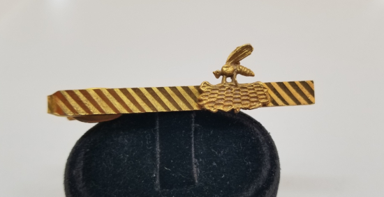 ANAVATAN PARTİSİ GÖRSELLİ ALTIN KAPLAMA ANTİKA KRAVAT İĞNESİ