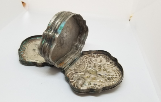 OSMANLI DÖNEMİ NADİR TİPTE ÇİFT KAPAKLI GÜMÜŞ ENFİYE KUTUSU