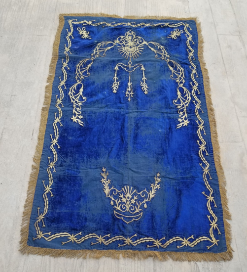 KADİFE ÜZERİ ALTIN SIRMA İŞÇİLİKLİ NADİR KADİFE SECCADE