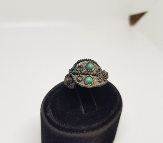 ÜZERİ DOĞAL TAŞLI VE GÜHERZE İŞÇİLİKLİ OSMANLI DÖNEMİ YILANBAŞI FORMLU YÜZÜK