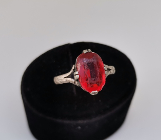 ÜZERİ DOĞAL TAŞLI VE KABARTMA İŞÇİLİKLİ OSMANLI DÖNEMİ GÜMÜŞ YÜZÜK