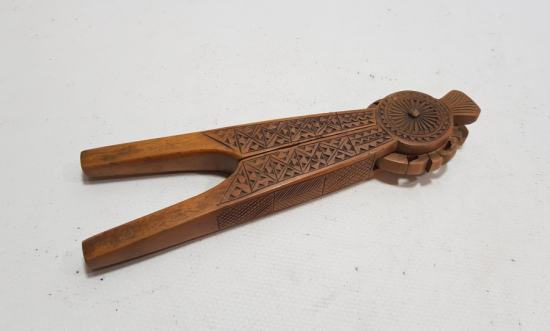 OSMANLI DÖNEMİ ÜZERİ İŞLEMELİ AHŞAP CEVİZ KIRACAĞI