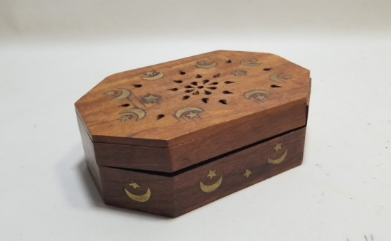 ÜZERİ AY YILDIZ FİGÜRLÜ UZAKDOĞU YAPIMI KAPAKLI AHŞAP KUTU