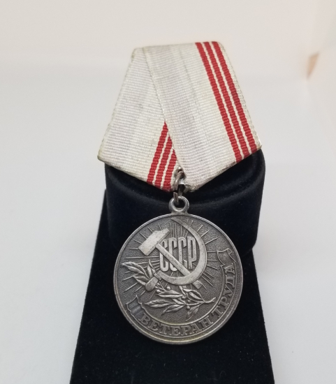 ÜZERİ ORAK-ÇEKİÇ FİGÜRLÜ GÜMÜŞ KAPLAMA ANTİKA RUS MADALYA