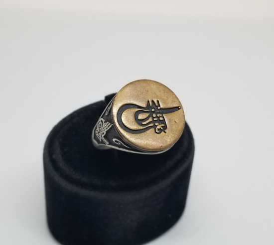 ÜZERİ TUĞRA FORMLU KABARTMA İŞÇİLİKLİ GÜMÜŞ YÜZÜK