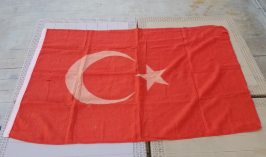 CUMHURİYET BAŞLARI KÖK BOYA İŞÇİLİKLİ BÜYÜK BOY ANTİKA BAYRAK