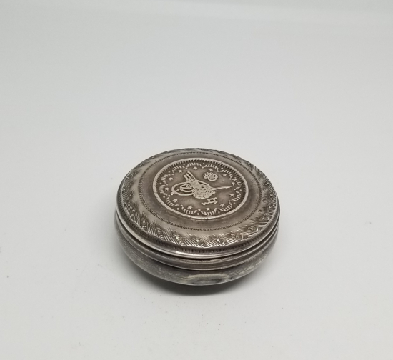 ÜZERİ TUĞRA FİGÜRLÜ ANTİKA KAPAKLI GÜMÜŞ KUTU