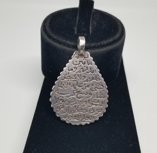 ÜZERİNDE AYETEL KÜRSİ YAZILI OSMANLI DÖNEMİ GÜMÜŞ ARMUDİ KOLYE