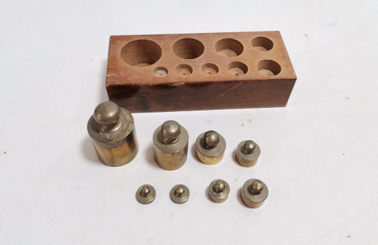 AHŞAP KUTUSUNDA ANTİKA DİRHEM TAKIMI