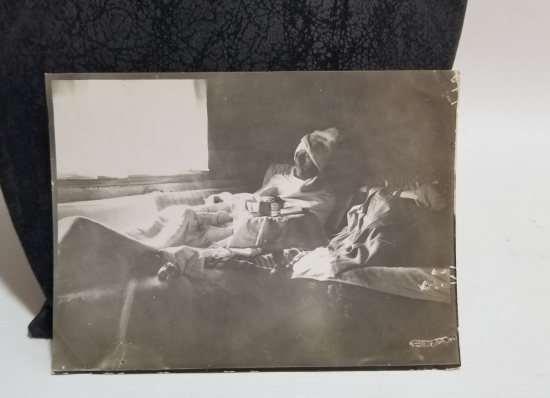 1. DÜNYA SAVAŞI DÖNEMİ REVİRDE DİNLENEN YARALI ASKERİMİZ GÖRSELLİ NADİR FOTOĞRAF