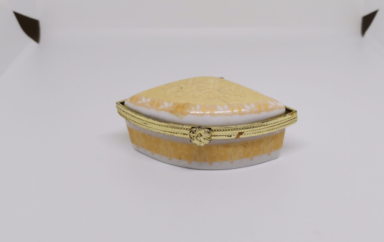 ÜZERİNDE BESMELE-İ ŞERİF YAZILI ANTİKA PORSELEN MÜCEVHER KUTUSU