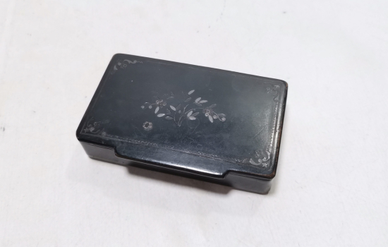 GÜMÜŞ ÇAKMA İŞÇİLİKLİ OSMANLI DÖNEMİ PAPİER MACHE ENFİYE KUTUSU