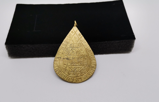 ÜZERİ ERMENİCE YAZILI ARMUDİ KOLYE