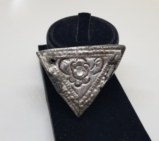 OSMANLI DÖNEMİ KABARTMA İŞÇİLİKLİ TILSIMLI GÜMÜŞ EFE PAZUBENDİ PARÇASI