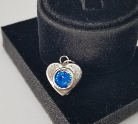 İÇİNDE DUASIYLA KALP FORMUNDA ANTİKA GÜMÜŞ CEVŞEN KOLYE