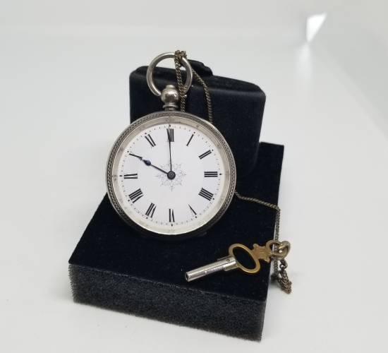 GÜMÜŞ KASA ARKADAN KURMALI KABARTMA İŞÇİLİKLİ CEP SAATİ