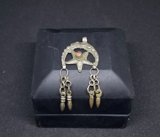 OSMANLI DÖNEMİ AY YILDIZLI VE MERCAN TAŞLI GÜMÜŞ FES SÜSÜ