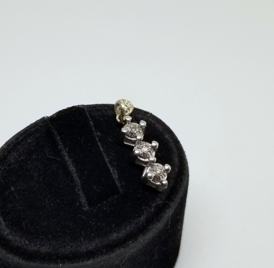 ÜÇ TAŞ MODEL AİLE TASVİRLİ PIRLANTA KOLYE UCU