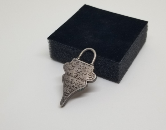 KİLİT FORMUNDA YAPILMIŞ OSMANLI DÖNEMİ NADİR EL KAZIMA MUHABBET TILSIMI