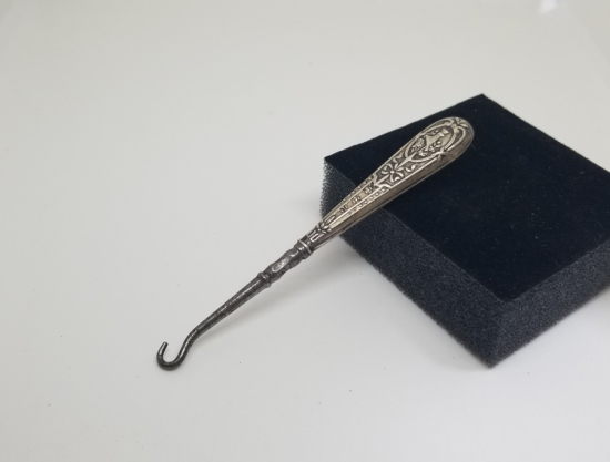 KABARTMA İŞÇİLİKLİ GÜMÜŞ TUTMAÇLI ANTİKA POTİN BAĞLAMA ALETİ