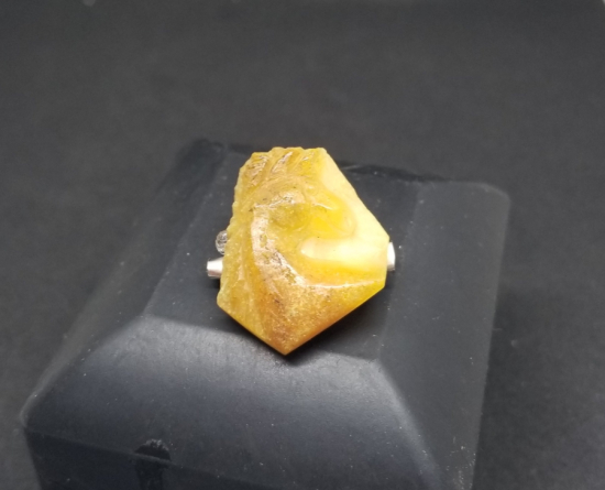 KAYA DAMLA KEHRİBARDAN YAPILMIŞ BROŞ